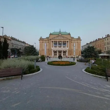 Capital Apartment *